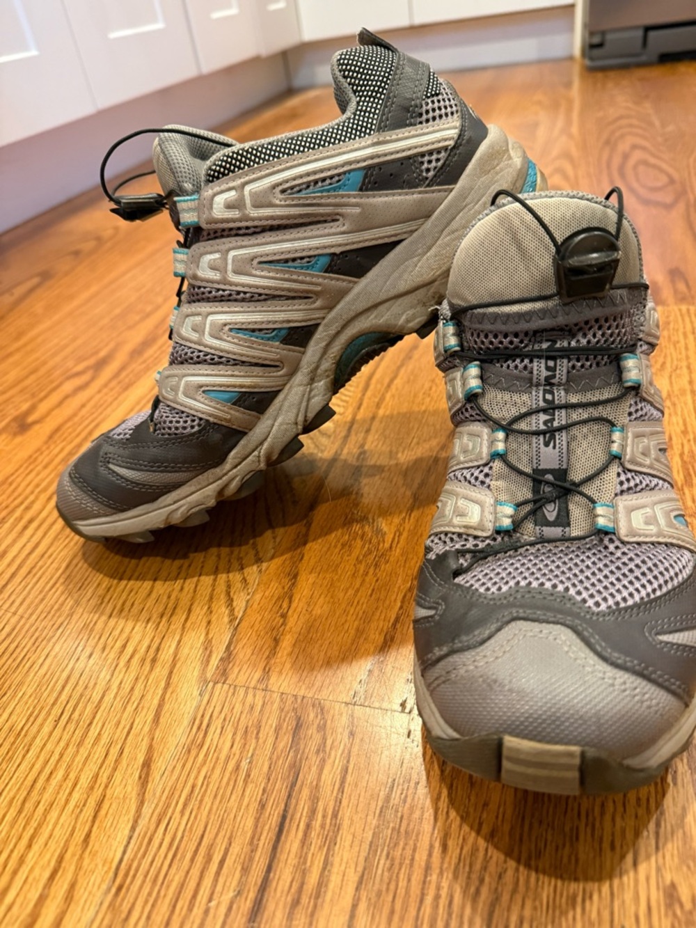 Solomon Advanced Chassic women’s size 9 Athletic Trail Sneakers
